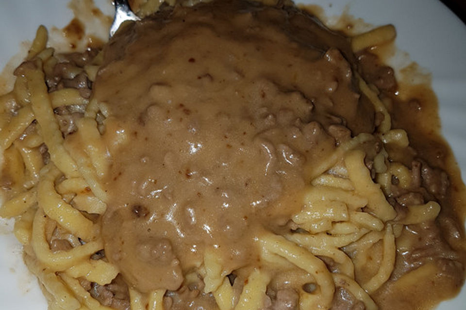 Spätzle mit Hackfleisch und saurer Sahne