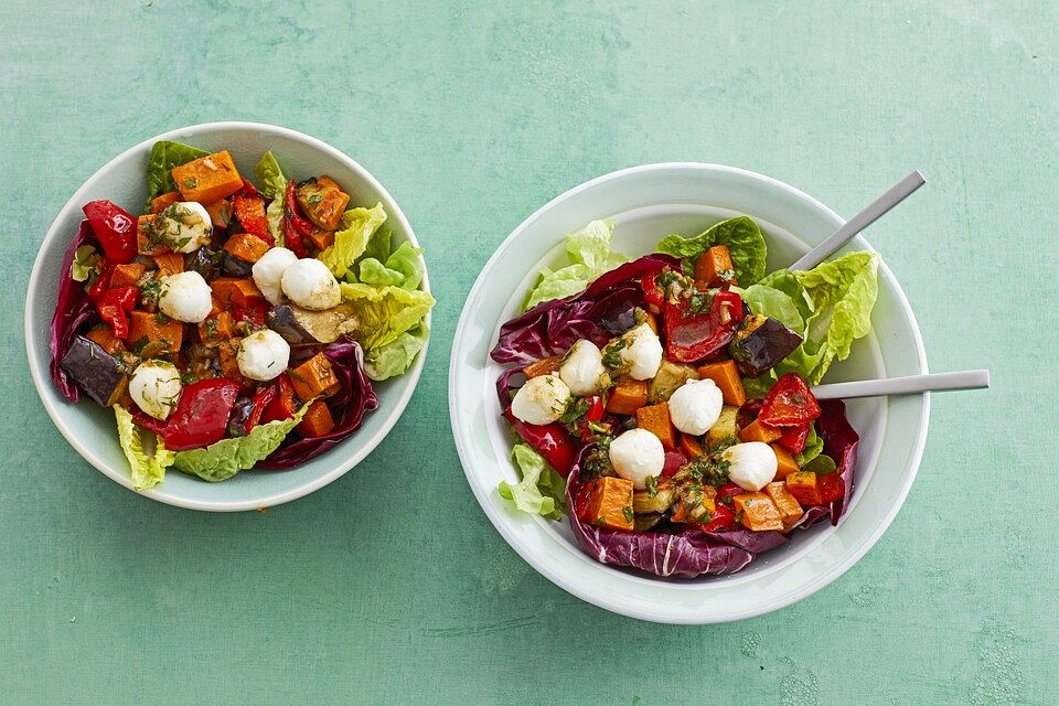 Süßkartoffelsalat mit Auberginen und Paprika