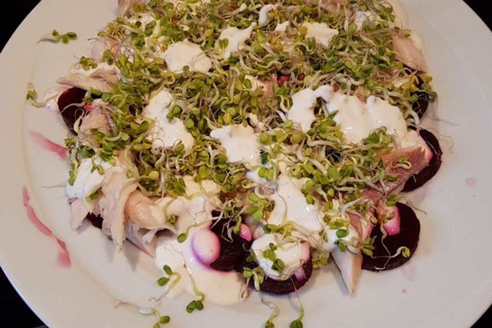 Salat aus Roter Bete, Räucherforelle und Sprossen Salat aus Roter Bete, Räucherforelle und Sprossen
