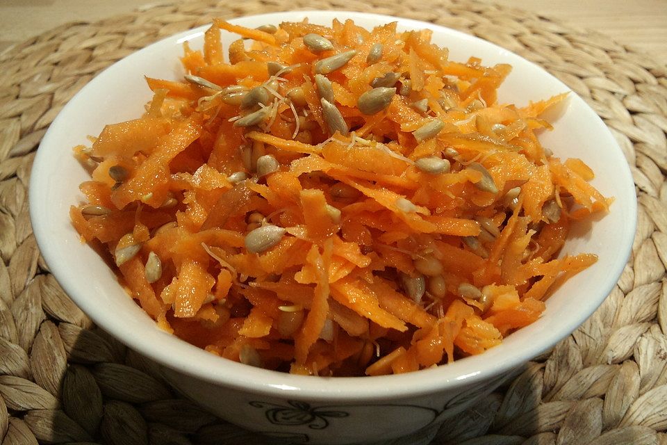Karottensalat mit Weizenkeimen Karottensalat mit Weizenkeimen