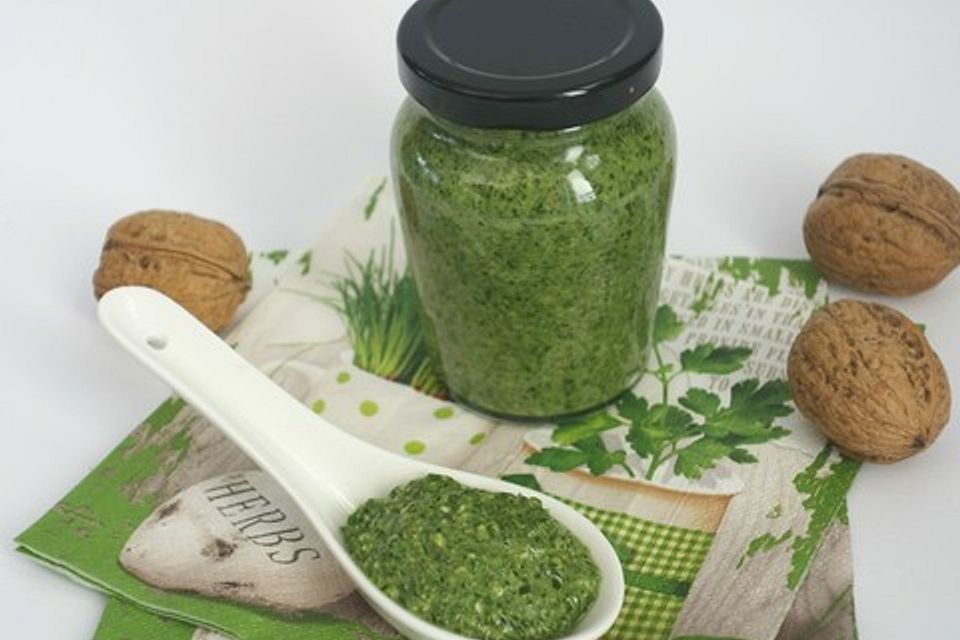 Pesto mit Rucola, Basilikum, Walnüssen und Pinienkernen