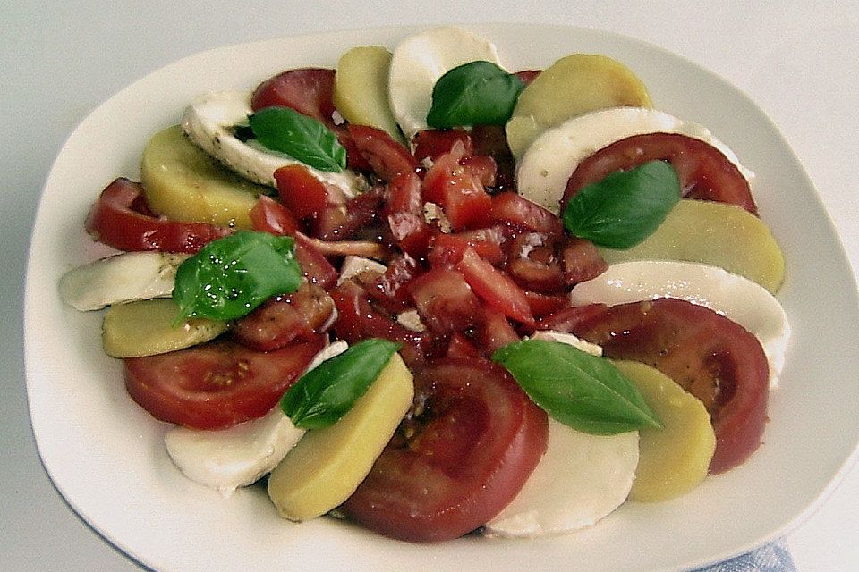 Kartoffelsalat mit Tomaten und Mozzarella