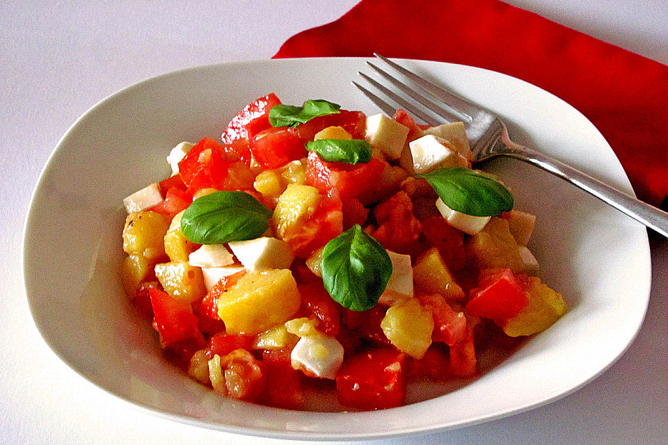 Kartoffelsalat mit Tomaten und Mozzarella