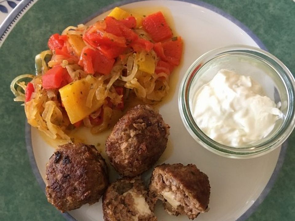 Griechische Hackbällchen mit Joghurt-Dip und lauwarmem Paprikasalat à ...