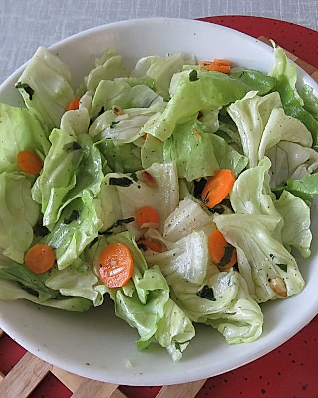 Salat mit Senf-Sahne-Dressing