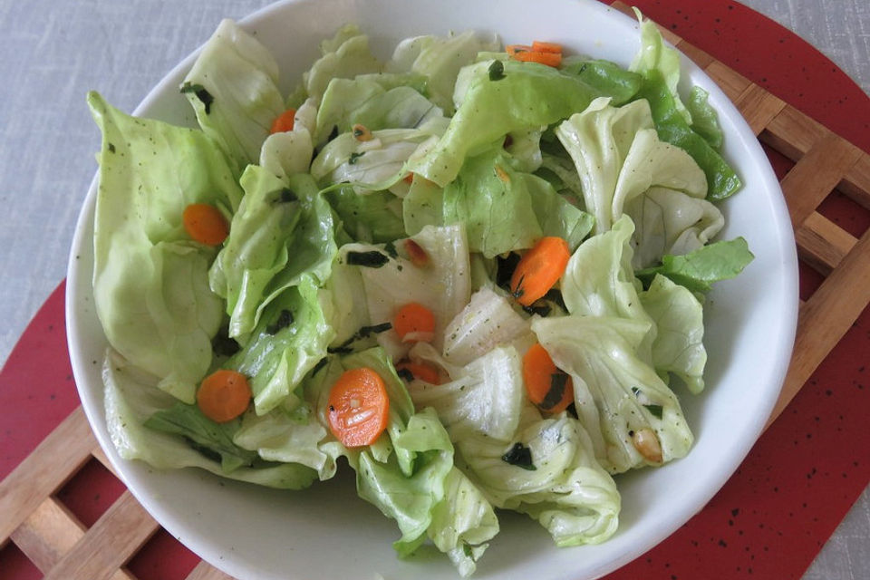 Salat mit Senf-Sahne-Dressing