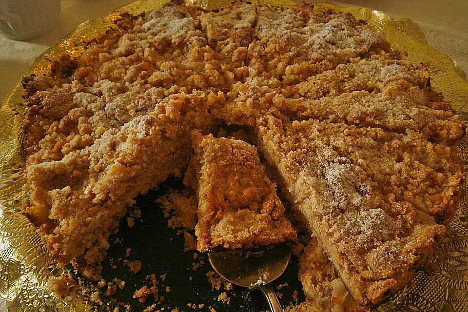 Krümeltorte mit Walnüssen und Äpfeln