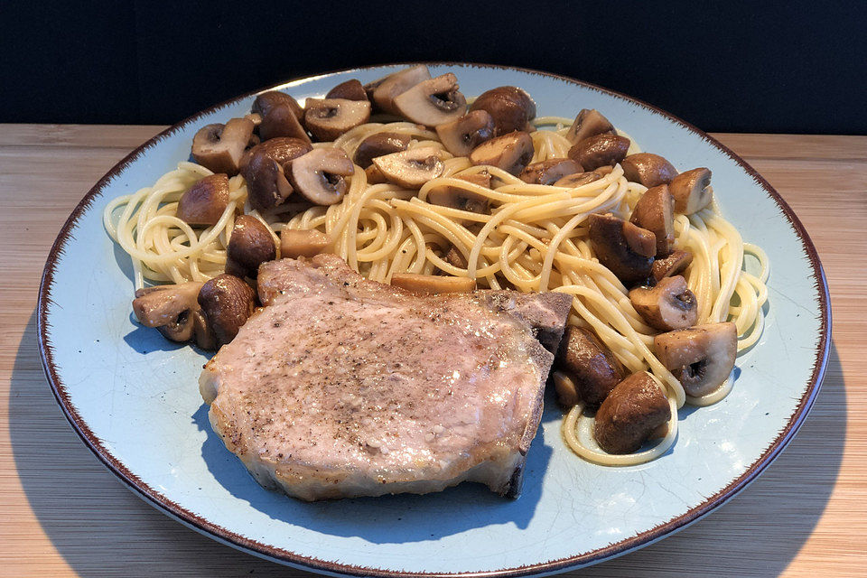 Koteletts mit Champignons und Spaghetti