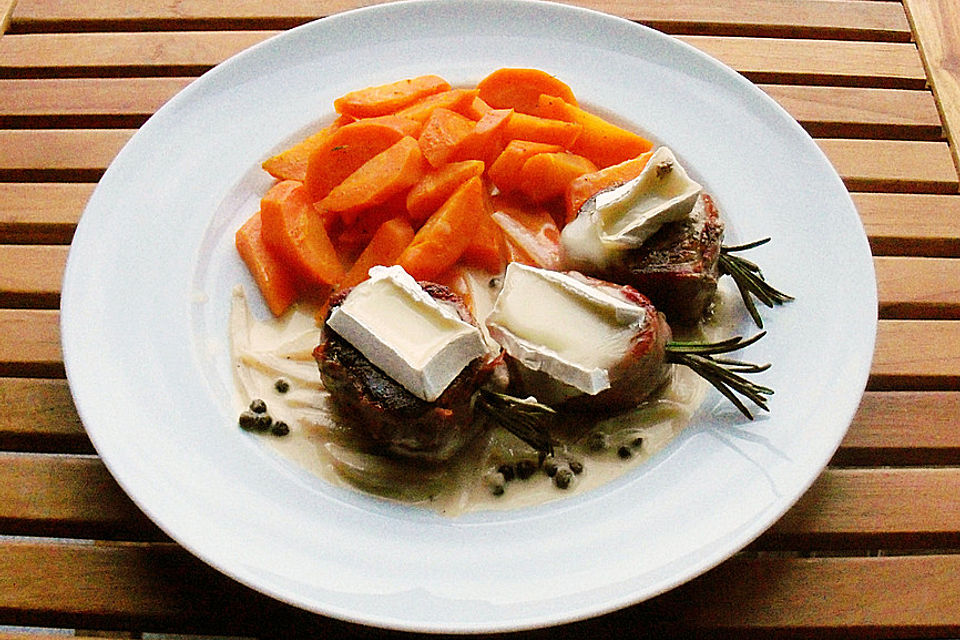 Schweinemedaillons mit Rosmarin und Camembert