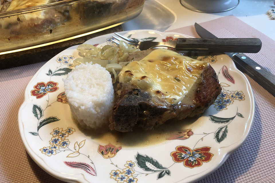 Koteletts in Estragon-Sauce mit Käse überbacken