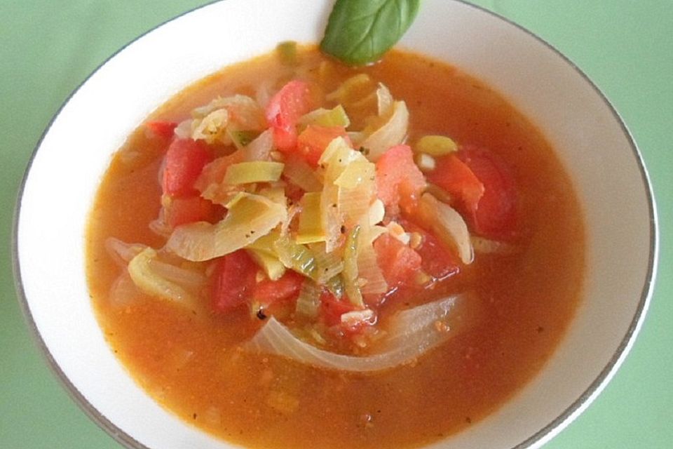 Tomatensuppe mit Lauch und Zwiebeln ganz anders