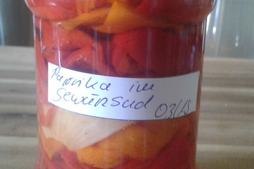 Eingemachte bunte Paprika im Würzsud