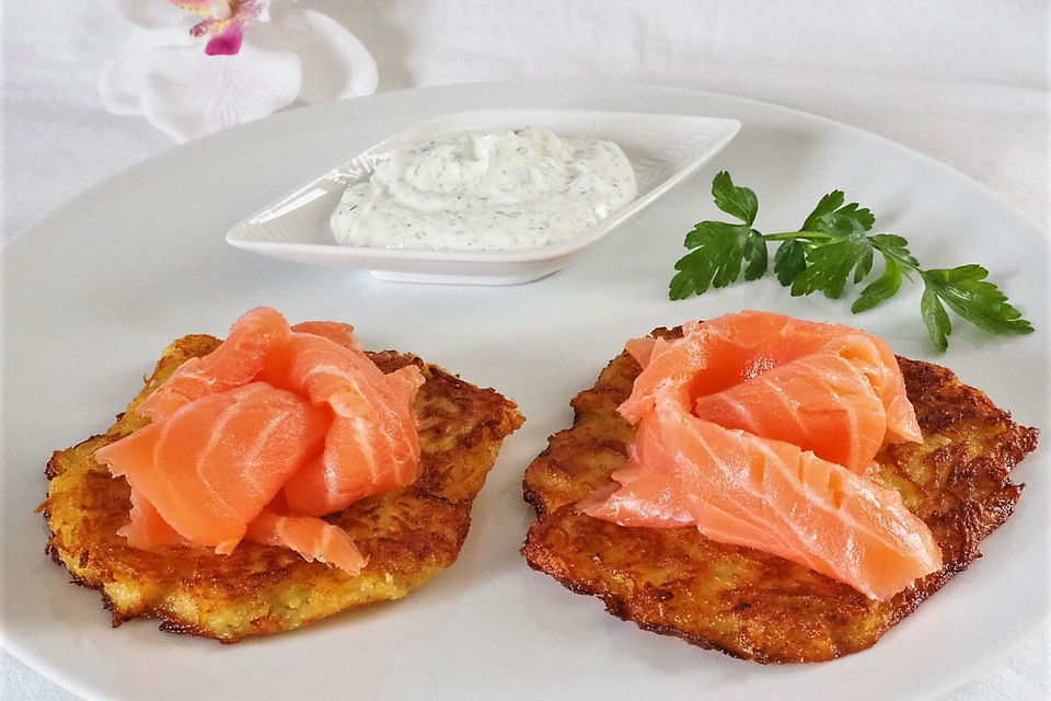 Kartoffel-Zwiebel-Puffer mit Lachs