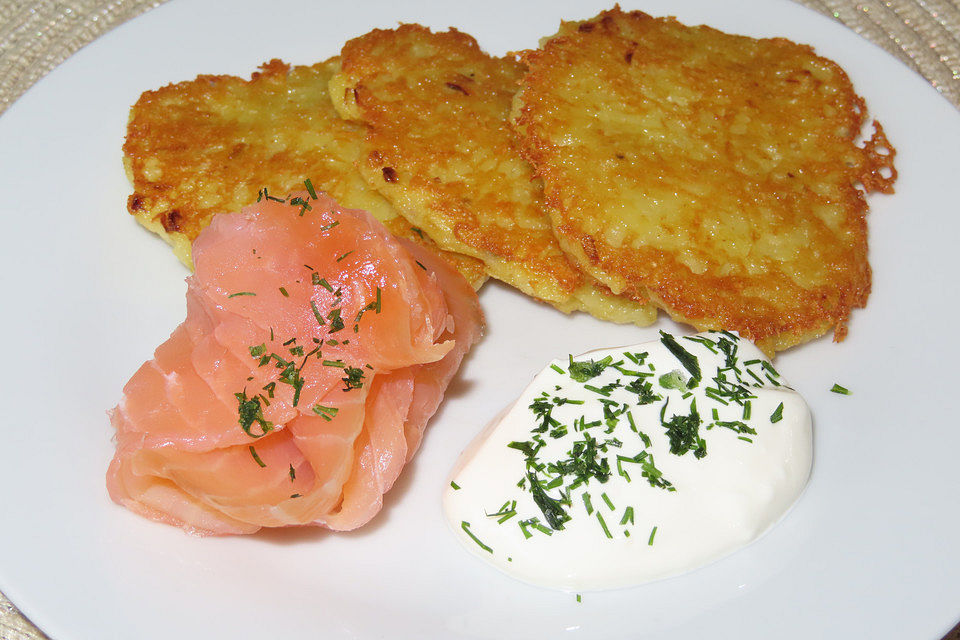 Kartoffel-Zwiebel-Puffer mit Lachs