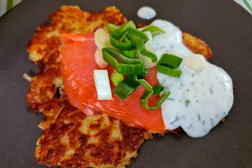 Kartoffel-Zwiebel-Puffer mit Lachs