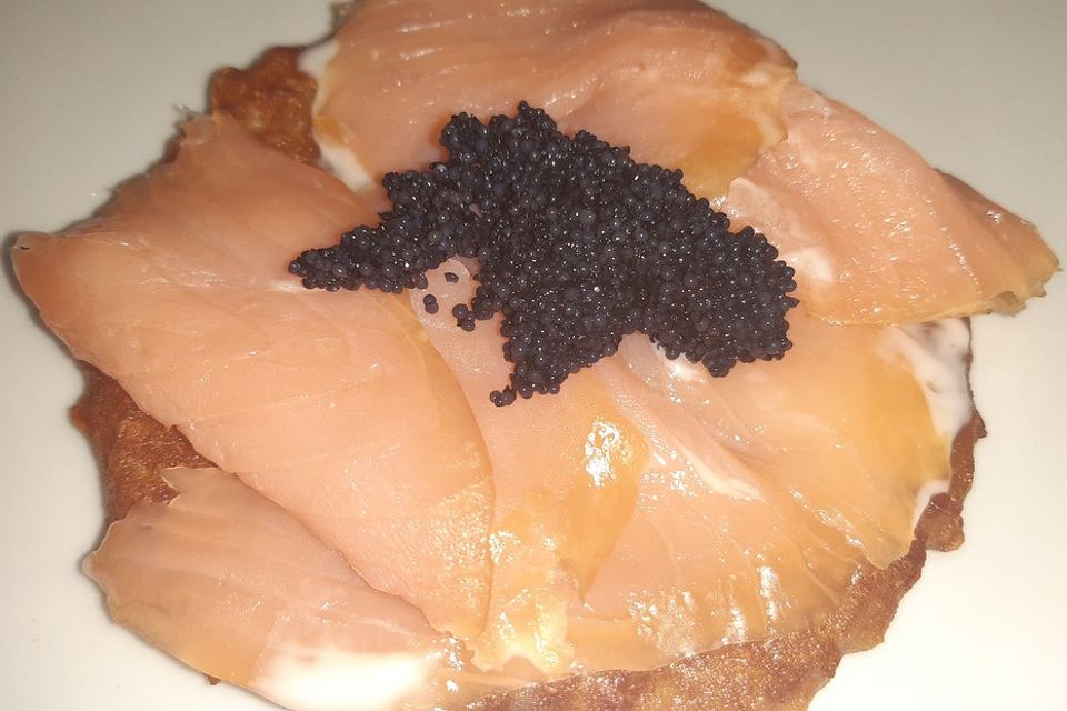 Kartoffel-Zwiebel-Puffer mit Lachs