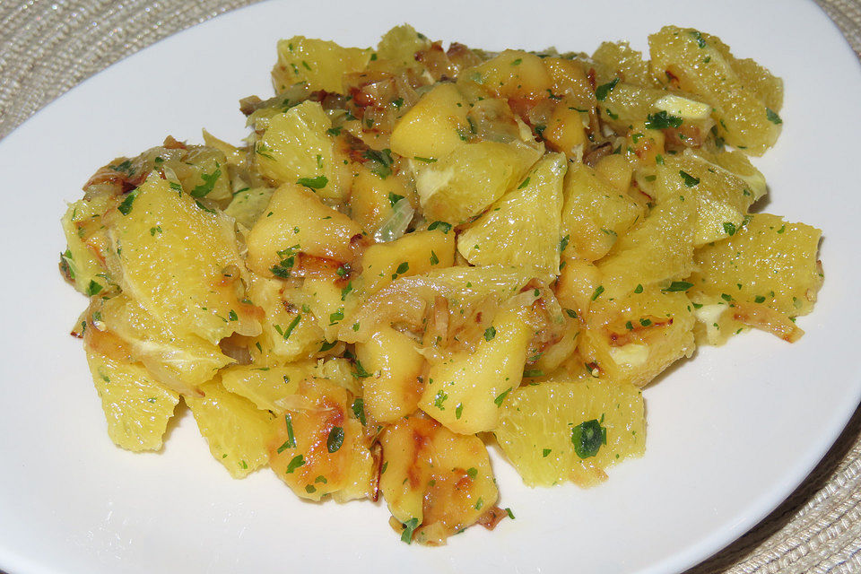 Orangensalat mit gebratenen Zwiebel-Äpfeln