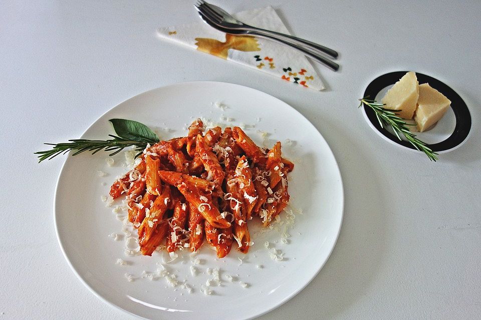 Pasta mit Tomaten-Sahnesauce und Parmesan