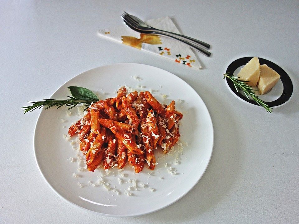 Pasta mit Tomaten-Sahnesauce und Parmesan von Fliederfarbend| Chefkoch