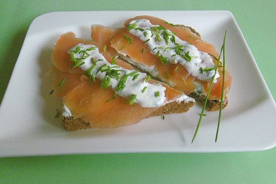 Lachshäppchen an Schnittlauchcreme auf Toast