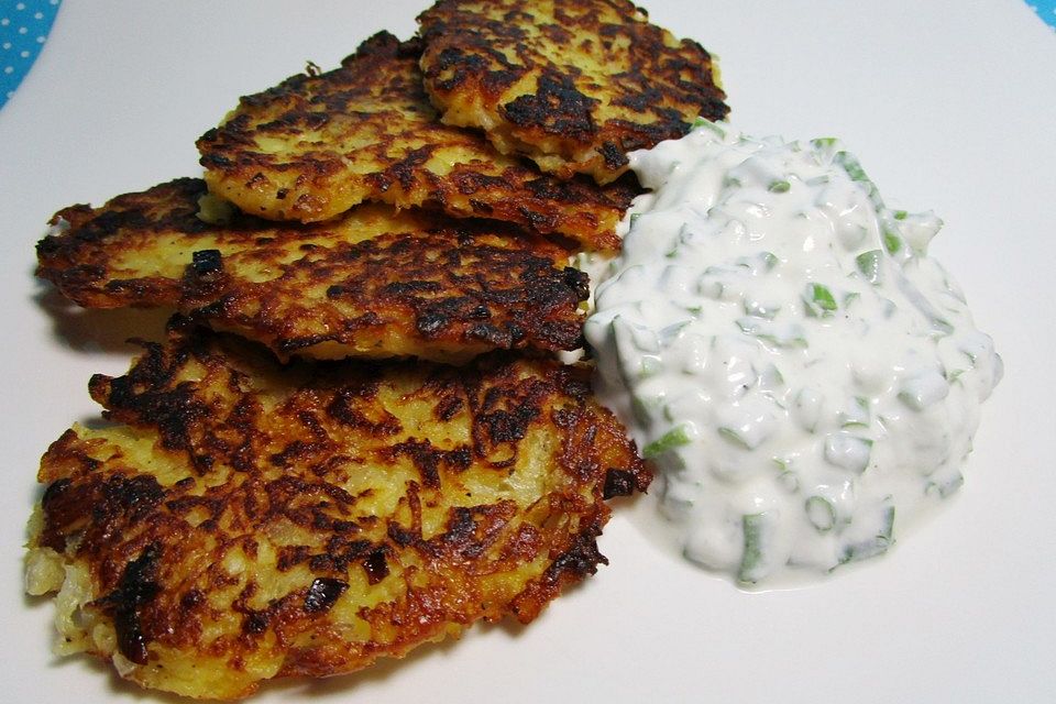 Kartoffelpuffer mit Apfel, Zwiebel und Schnittlauchsauce