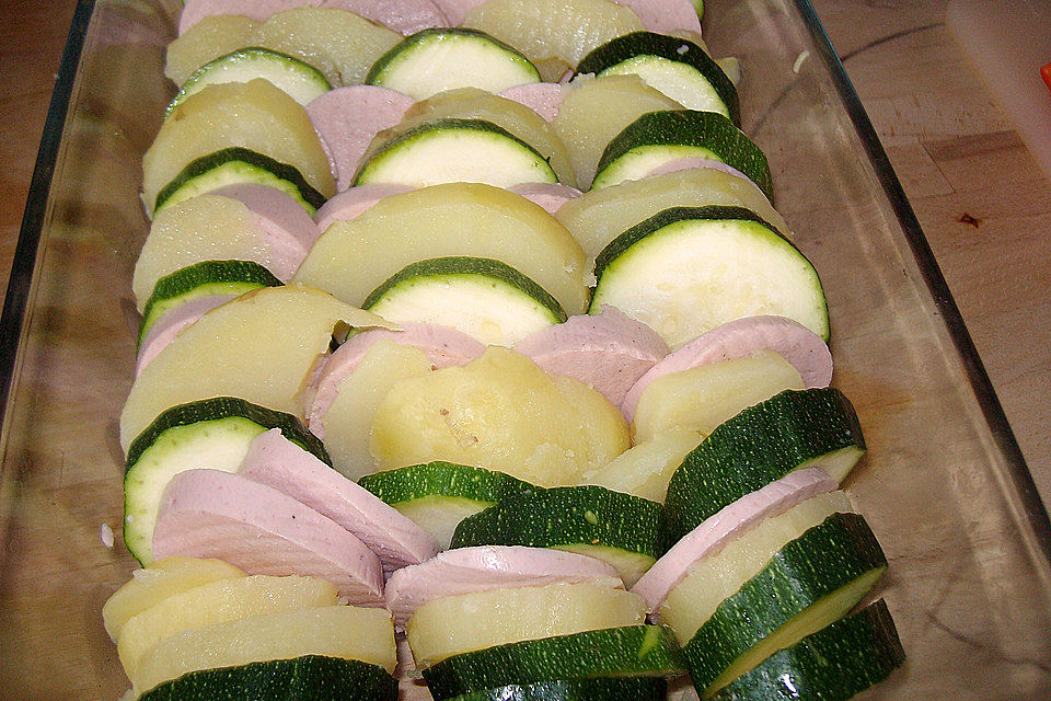 Kartoffelgratin mit Zucchini und Fleischwurst Kartoffelgratin mit Zucchini und Fleischwurst