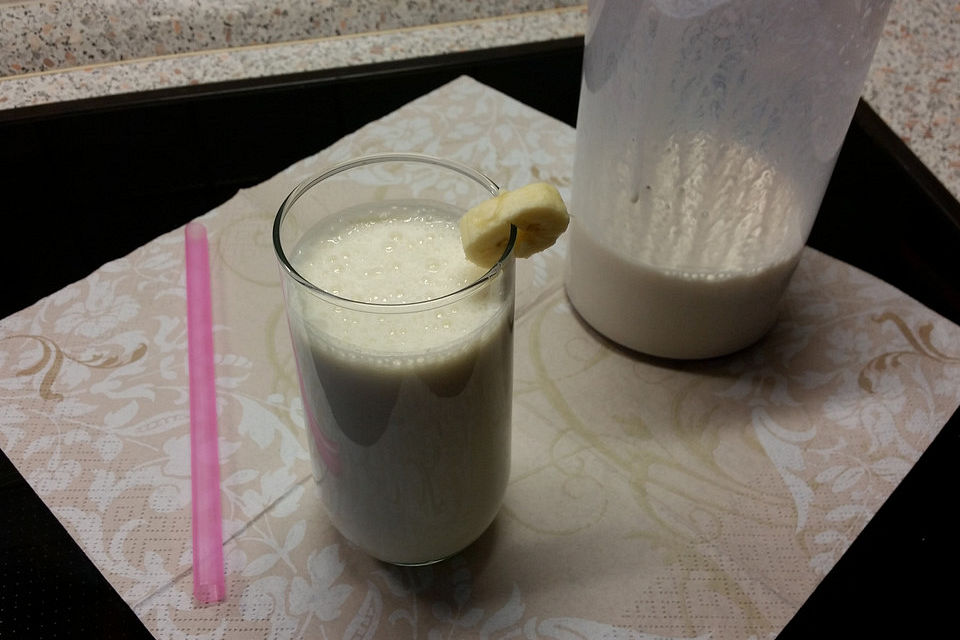 Bananenmilch oder Joghurt mit Haselnüssen und Honig