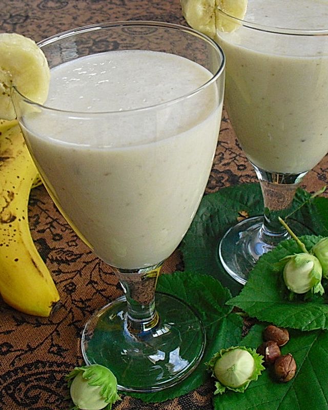 Bananenmilch oder Joghurt mit Haselnüssen und Honig