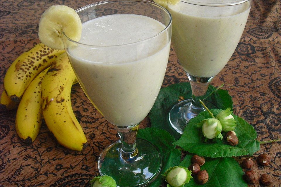 Bananenmilch oder Joghurt mit Haselnüssen und Honig