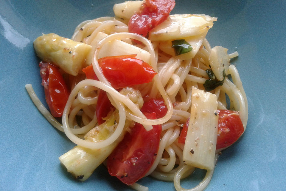 Spaghetti mit gebratenem weißen Spargel