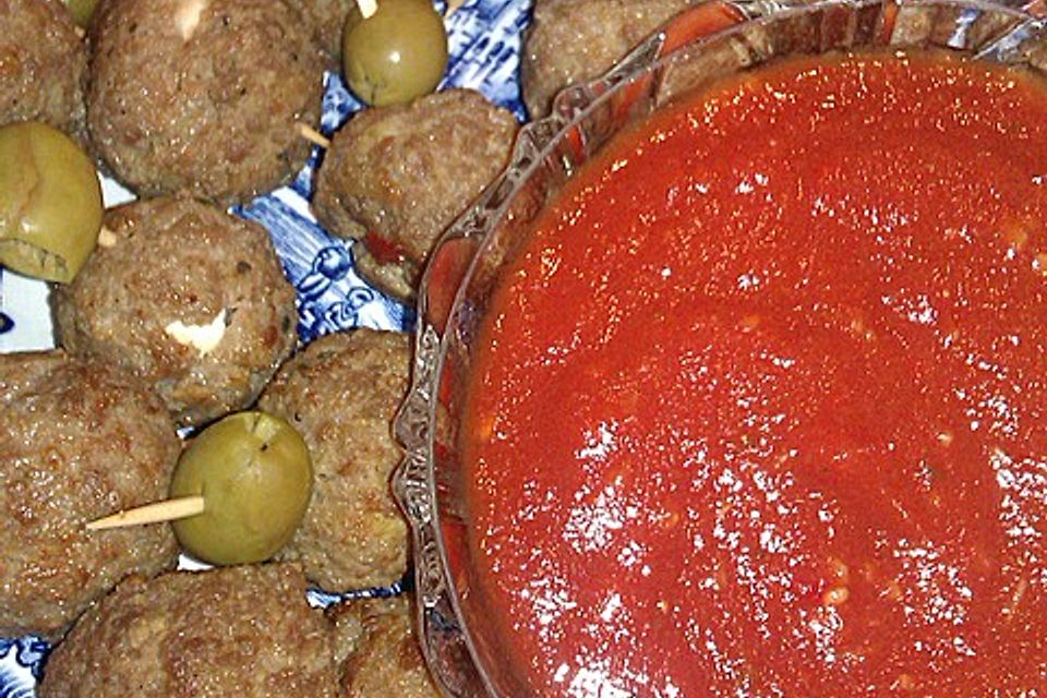 Sizilianische Fleischbällchen mit Tomaten-Oliven-Sauce