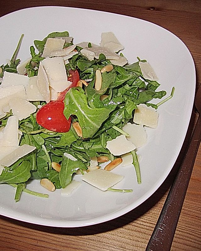 Rucola-Salat mit Datteltomaten, Pinienkernen und Parmiggiano
