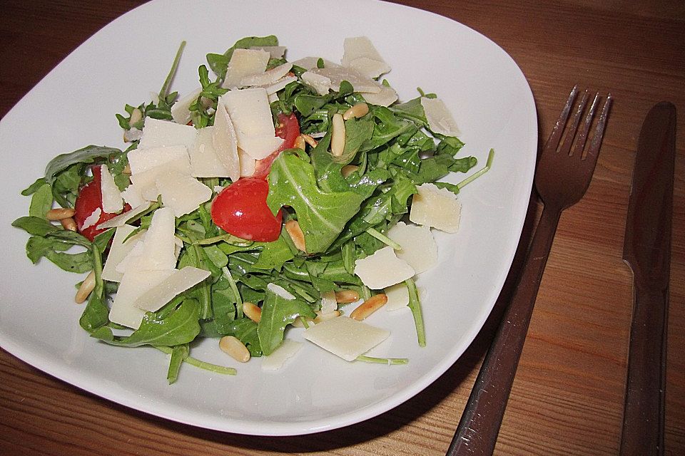 Rucola-Salat mit Datteltomaten, Pinienkernen und Parmiggiano