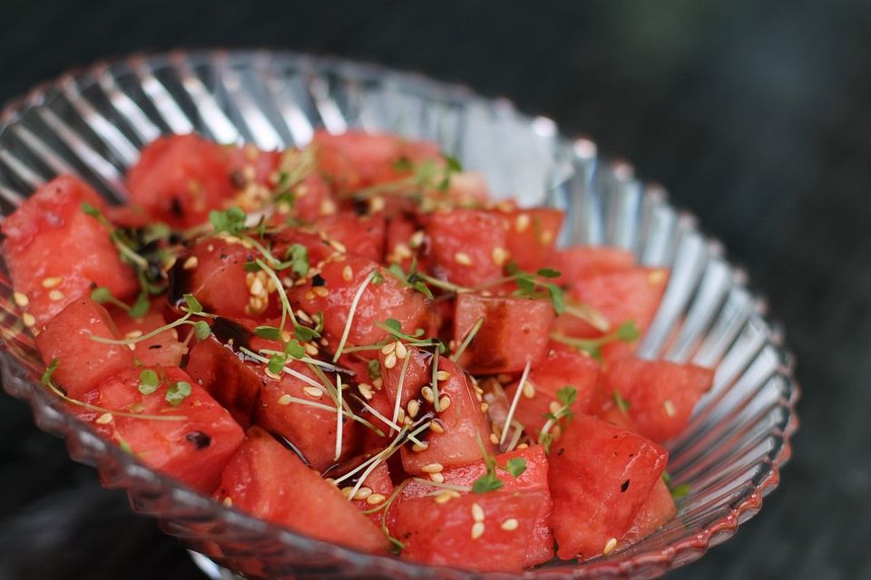 Melonensalat mit Kresse und Sesam