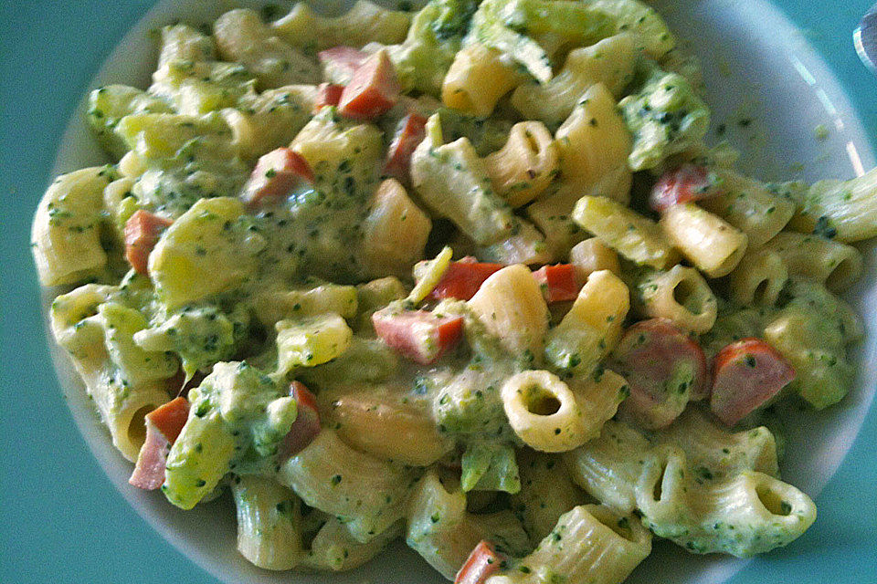 Gabelspaghetti mit Brokkoli, Zucchini und Würstchen