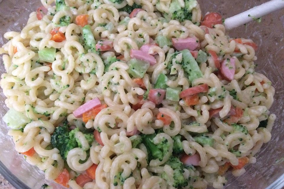 Gabelspaghetti mit Brokkoli, Zucchini und Würstchen