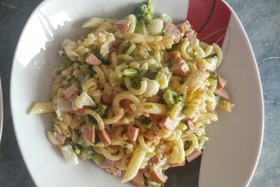 Gabelspaghetti mit Brokkoli, Zucchini und Würstchen