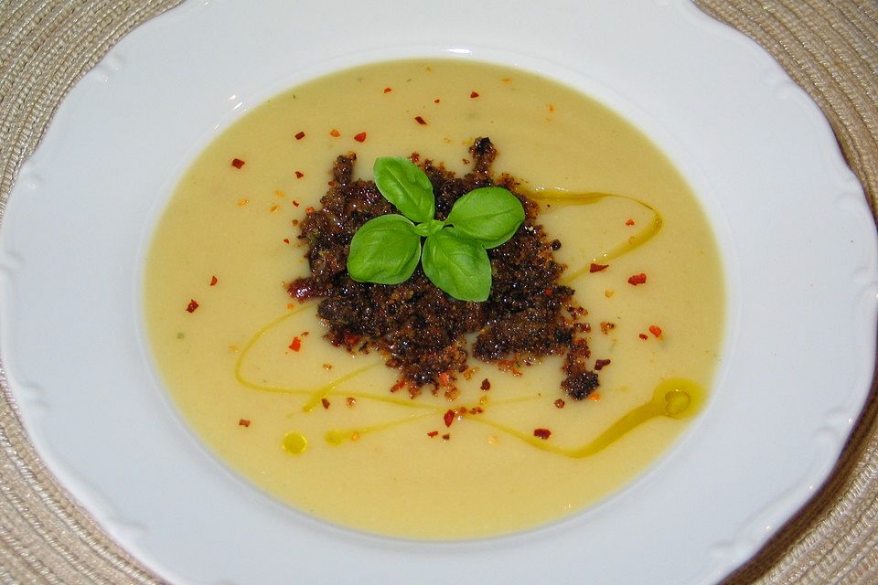 Blumenkohlsuppe mit Semmel-Rosinen-Chili Bröseln