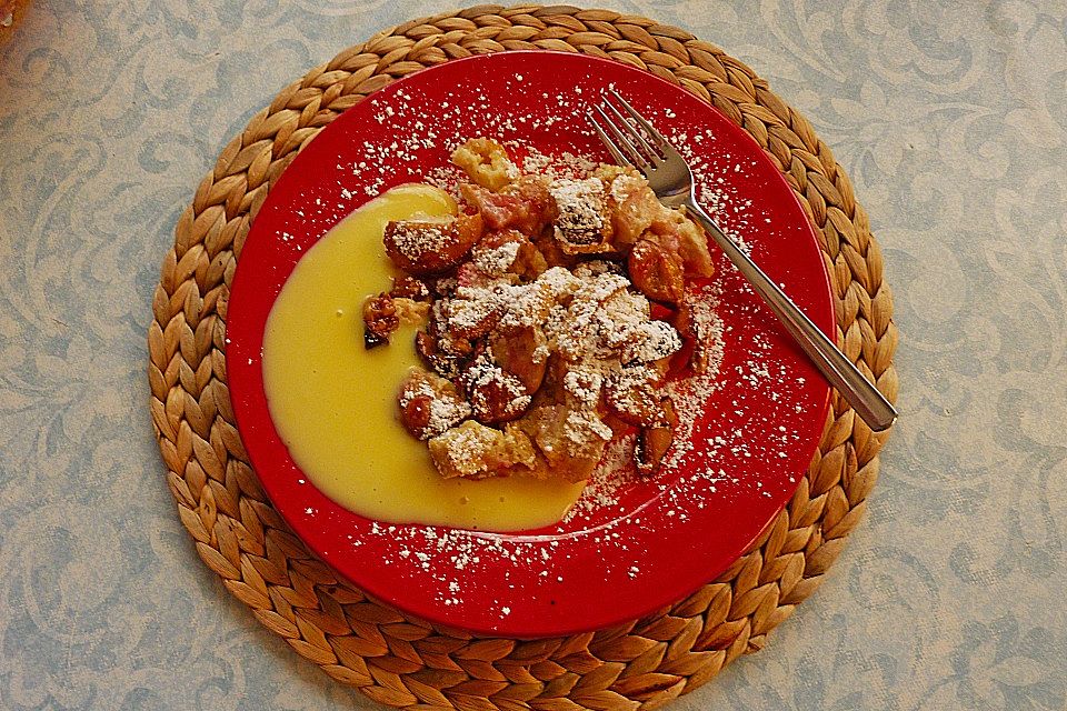 Brot-Pudding mit Pflaumen