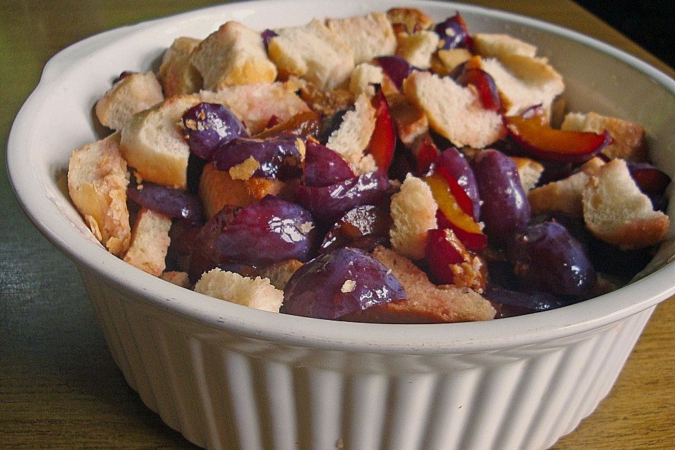 Brot-Pudding mit Pflaumen