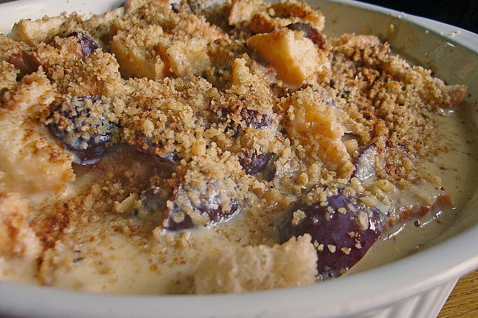 Brot-Pudding mit Pflaumen