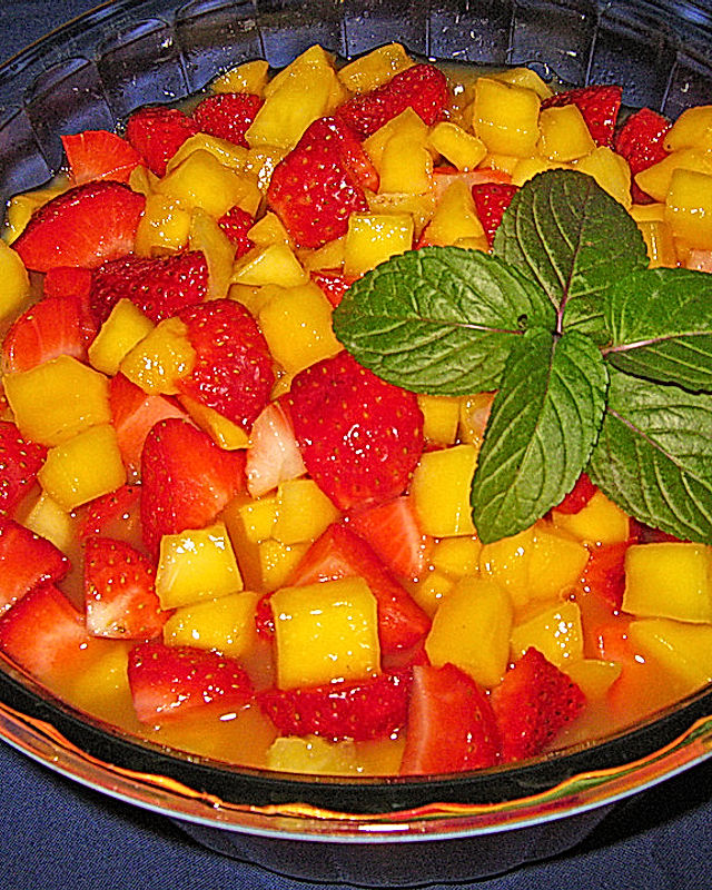 Erdbeer-Mango-Salat mit Buttermilch-Sahne