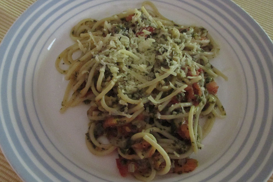 Spaghetti mit Knoblauch, Tomaten und Basilikum