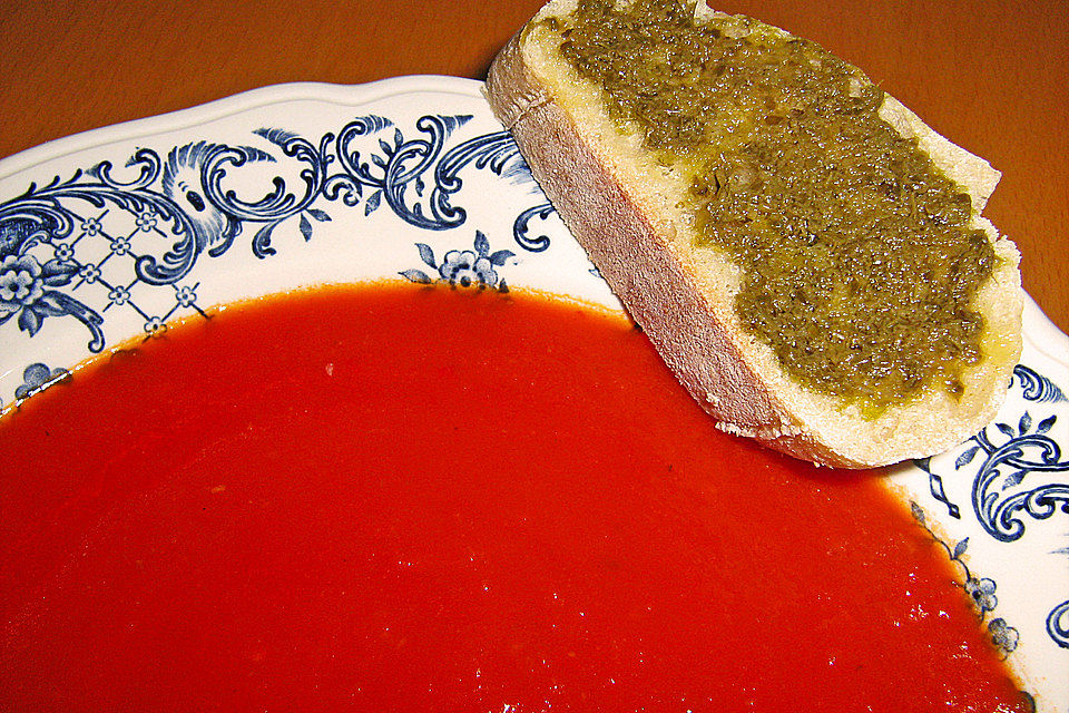 Tomaten-Orangen Suppe mit geröstetem Pestobrot