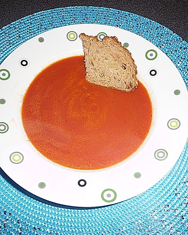 Tomaten-Orangen Suppe mit geröstetem Pestobrot