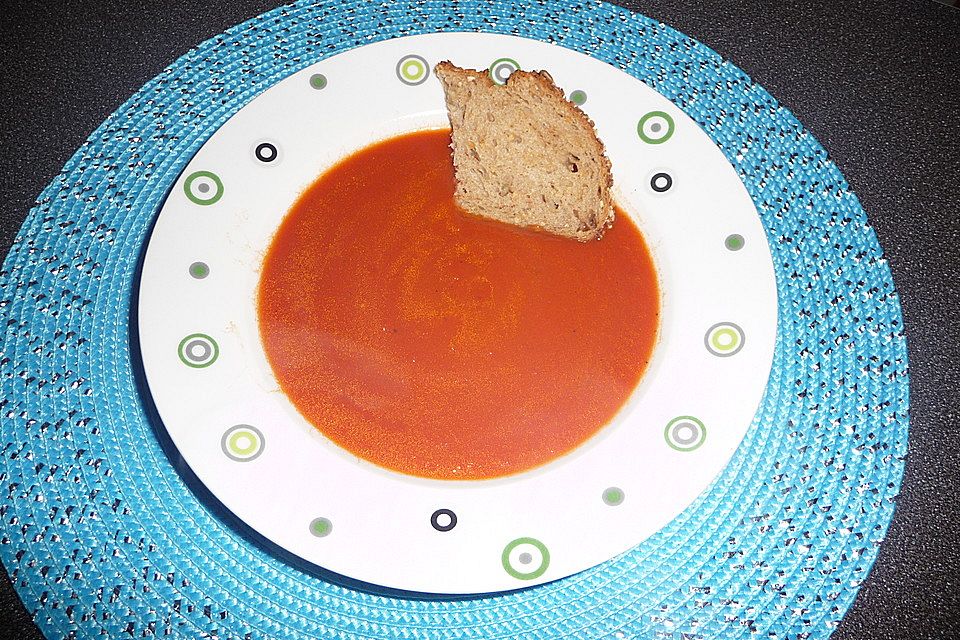 Tomaten-Orangen Suppe mit geröstetem Pestobrot