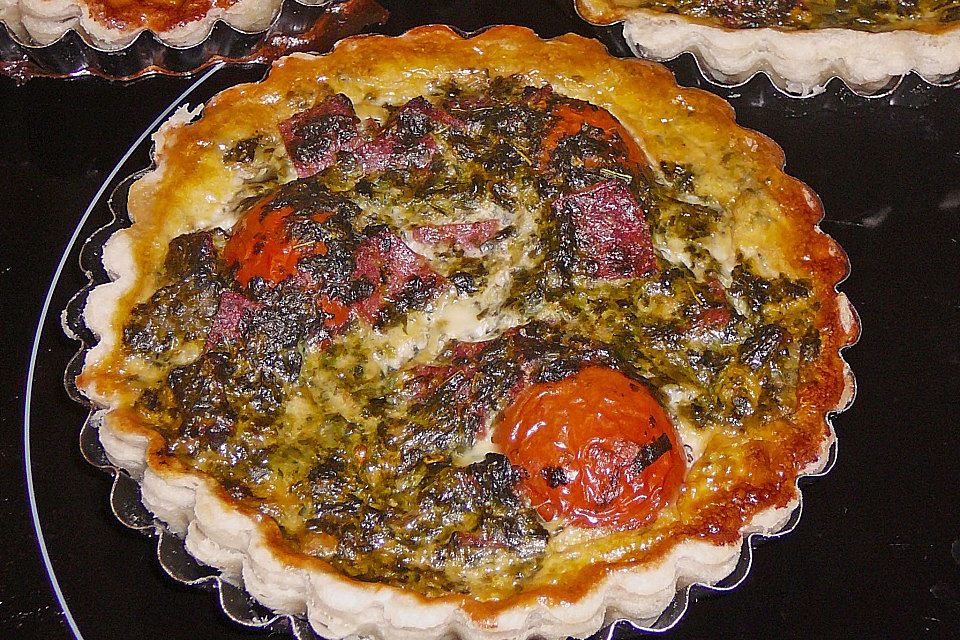 Quiche mit Spinat, Kirschtomaten, Salami und Brie-Käse