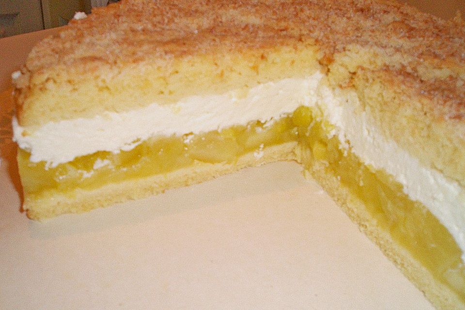 Ananas-Apfel Sahnetorte mit Kokoshaube