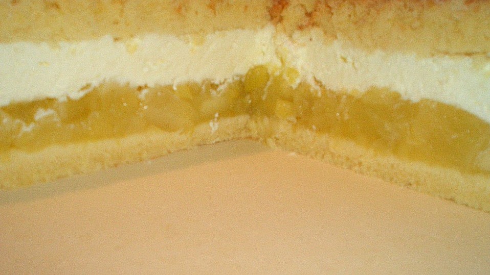 Ananas-Apfel Sahnetorte mit Kokoshaube von Hobbykochen Ananas-Apfel Sahnetorte mit Kokoshaube von Hobbykochen
