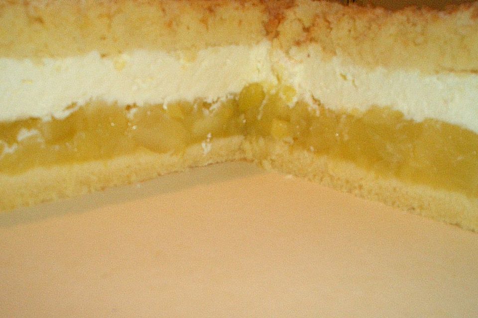 Ananas-Apfel Sahnetorte mit Kokoshaube